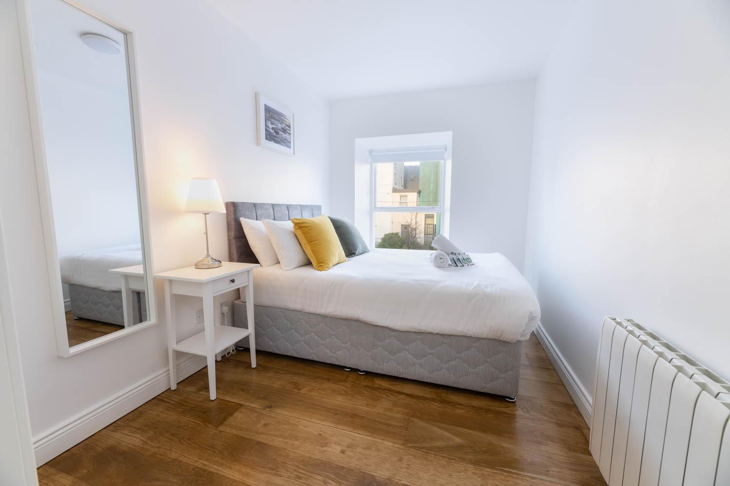 Modern Canal View Home, In City Centre, Sleeps 8 Galway Bagian luar foto