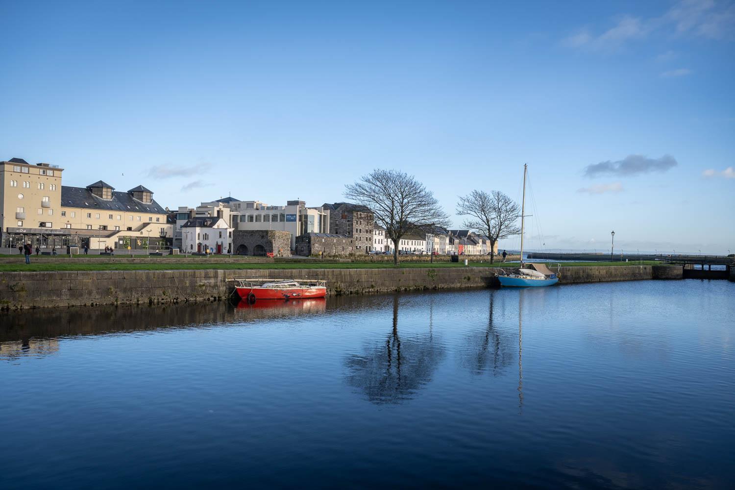 Modern Canal View Home, In City Centre, Sleeps 8 Galway Bagian luar foto