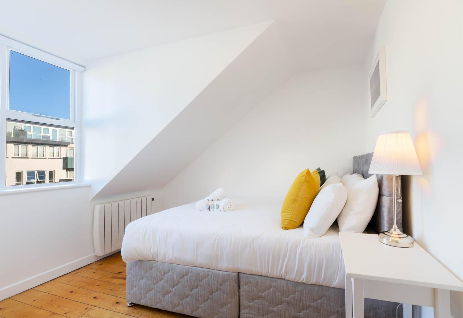 Modern Canal View Home, In City Centre, Sleeps 8 Galway Bagian luar foto