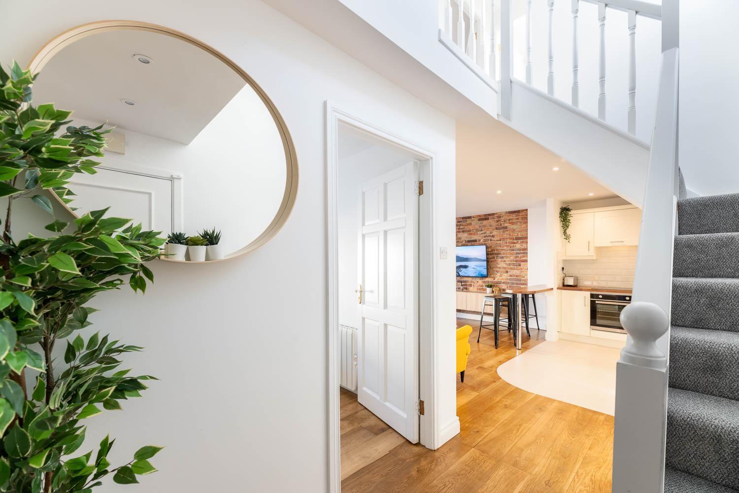 Modern Canal View Home, In City Centre, Sleeps 8 Galway Bagian luar foto