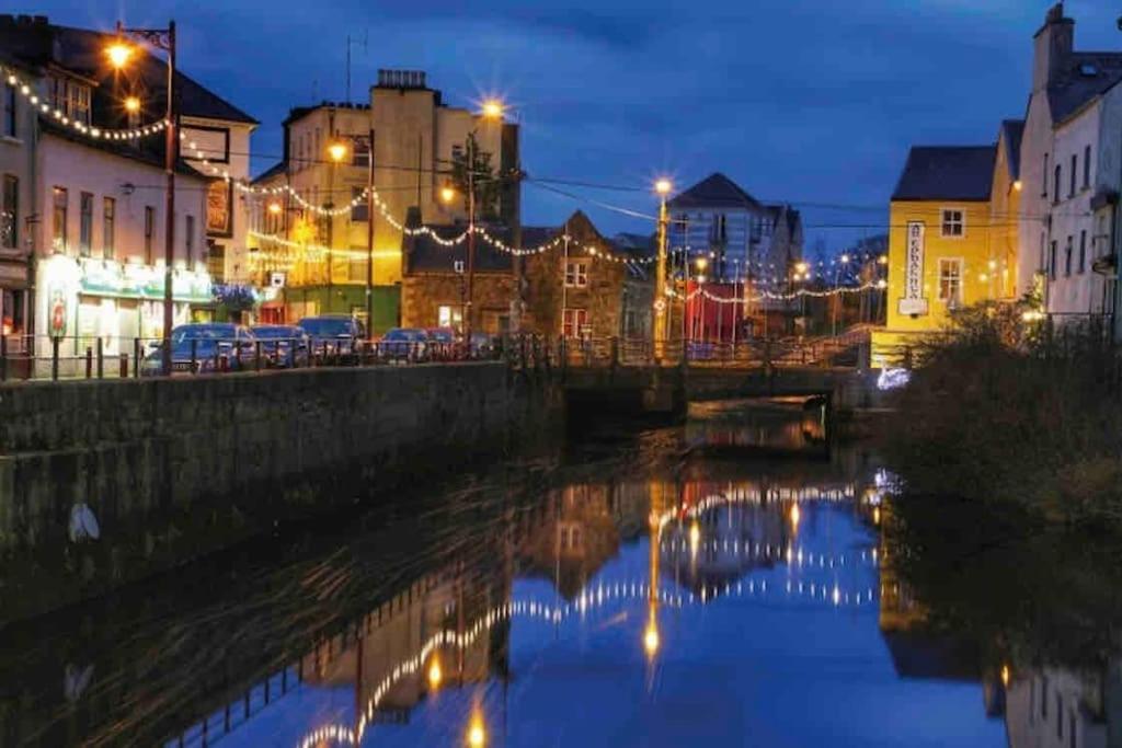 Modern Canal View Home, In City Centre, Sleeps 8 Galway Bagian luar foto