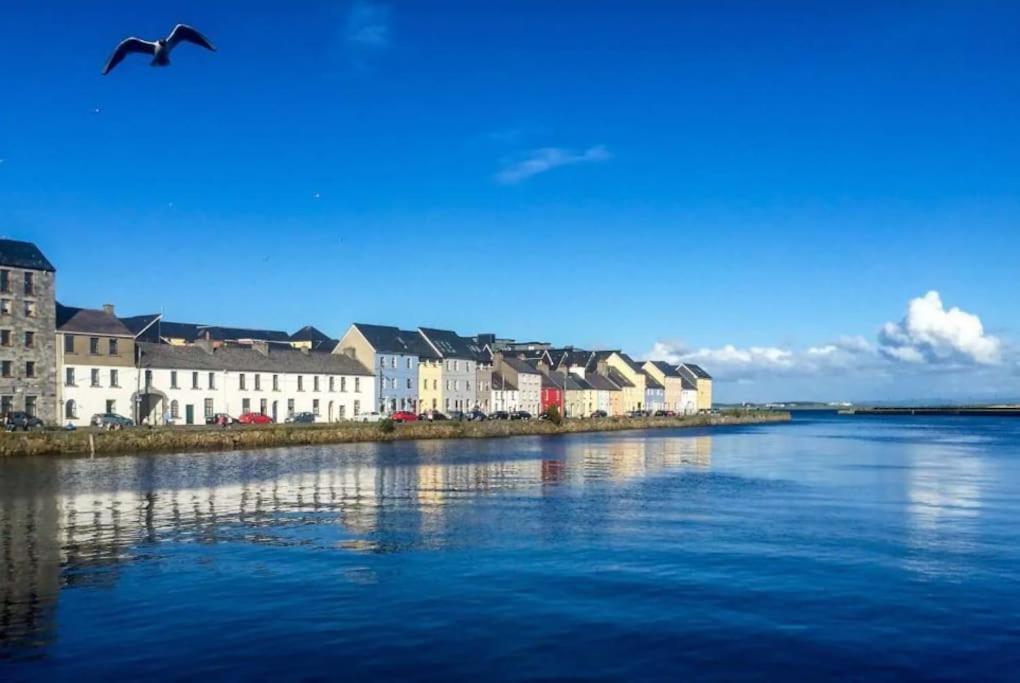 Modern Canal View Home, In City Centre, Sleeps 8 Galway Bagian luar foto